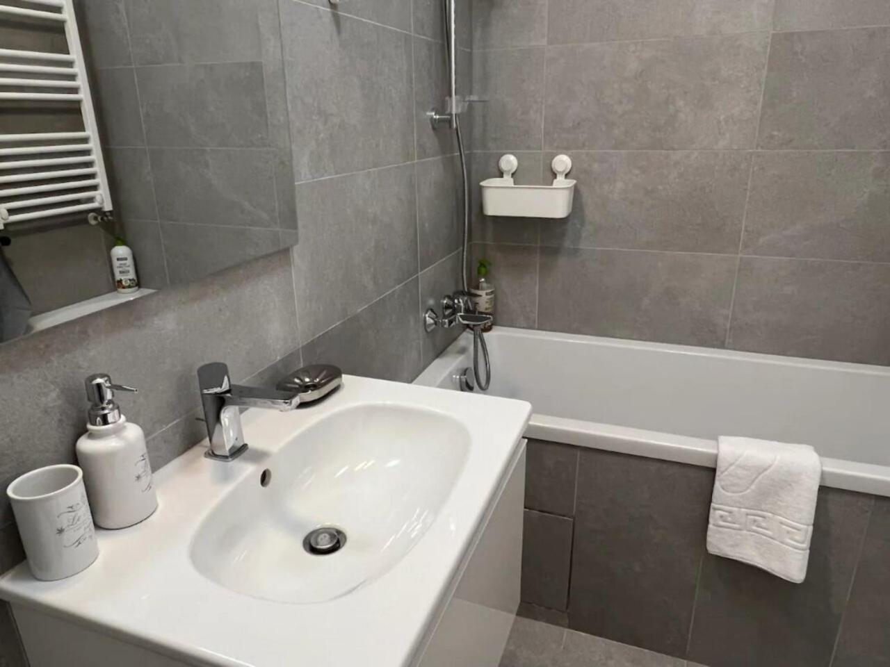 High-Rise Luxury Apartment With Free Parking Бухарест Экстерьер фото